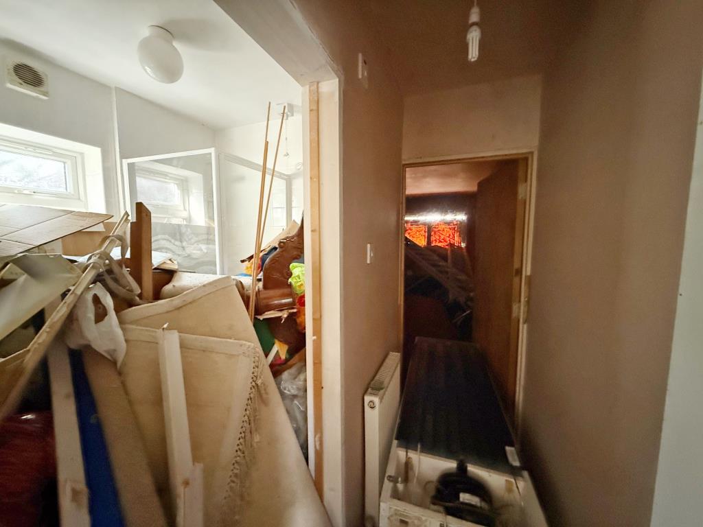 Lot: 47 - EXTENDED END-TERRACE HOUSE FOR IMPROVEMENT - Ground floor shower room and integral garage